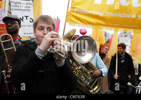 Gewerkschaftsmitglieder Musiker nehmen an der TUC gegen Sparpolitik Marsch teil. London, UK. 20. Oktober 2012. Stockfoto