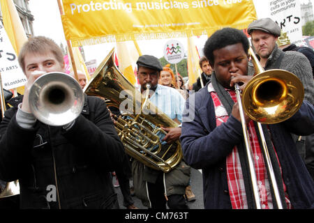 Gewerkschaftsmitglieder Musiker nehmen an der TUC gegen Sparpolitik Marsch teil. London, UK. 20. Oktober 2012. Stockfoto