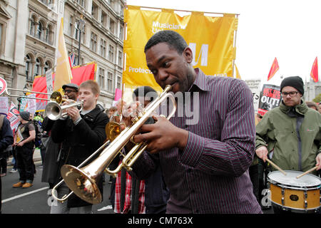 Musiker Union Mitglieder nehmen an der TUC anti-sparmassnahmen März. London, Großbritannien. 20. Oktober 2012. Schwarze und weiße Version M0G 24 C Stockfoto