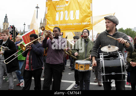 Gewerkschaftsmitglieder Musiker nehmen an der TUC gegen Sparpolitik Marsch teil. London, UK. 20. Oktober 2012. Stockfoto