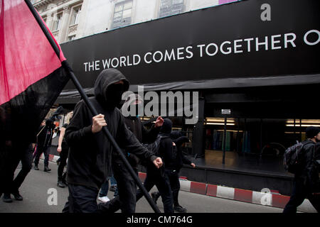 London, UK. Samstag, 20. Oktober 2012. Mitglieder des Arbeitskreises Balck Bloc Anarchisten verwechseln Ursache Verwirrung im Zentrum von London während des Marsches TUC (Trades Union Congress) "A Future, die Works". Demonstration gegen Sparmaßnahmen der Regierung schneidet. Bildnachweis: Michael Kemp / Alamy Live News Stockfoto