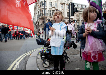 London, UK. Samstag, 20. Oktober 2012. TUC (Trades Union Congress) März "A Future, die Works". Demonstration gegen Sparmaßnahmen der Regierung schneidet. Bildnachweis: Michael Kemp / Alamy Live News Stockfoto