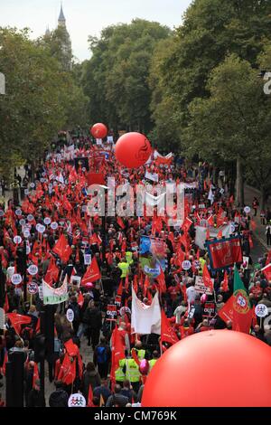 London, UK. marschieren Sie 20. Oktober 2012 Tausende entlang Victoria Embankment gegenüber dem Parlament über die TUC-Demonstration. Bildnachweis: Nelson Pereira / Alamy Live News Stockfoto