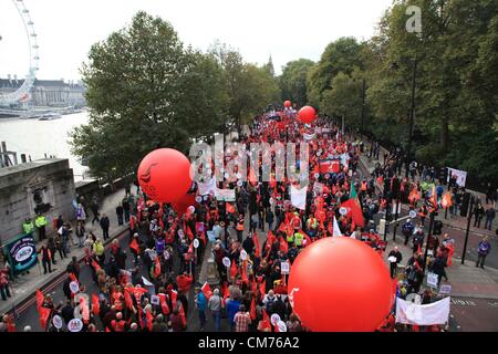 London, UK. marschieren Sie 20. Oktober 2012 Tausende entlang Victoria Embankment über die TUC-Demonstration. Bildnachweis: Nelson Pereira / Alamy Live News Stockfoto