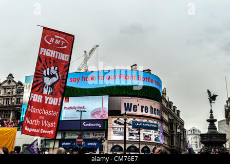 London, UK. 20. Oktober 2012. Tausende von Menschen haben marschierten und sagte nein zu Sparmaßnahmen an den Protesten gegen die Regierung in London, UK, 20. Oktober 2012. Stockfoto