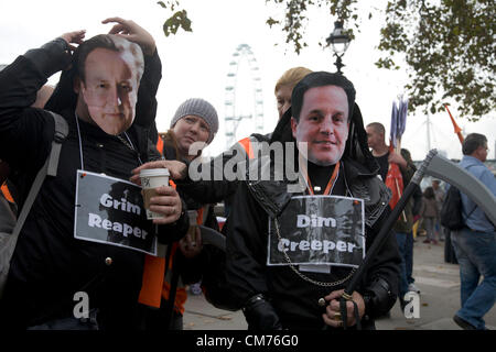 London, UK. 20. Oktober 2012. London UK. Demonstranten mit Papiermasken von Premierminister David Cameron und Nick Clegg Vizepremier. Tausende von Union Mitglieder und Aktivisten März gegen Sparkurs der Regierung und Kürzungen bei einem Marsch, organisiert von der Gewerkschaft-Kongreß Stockfoto