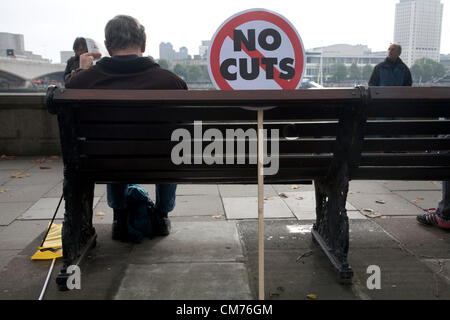 London, Großbritannien. 20. Oktober 2012. London, Großbritannien. Tausende von Mitgliedern und Aktivisten März gegen Regierung Sparmaßnahmen und Kürzungen im März von der Trades Union Congress organisiert Stockfoto