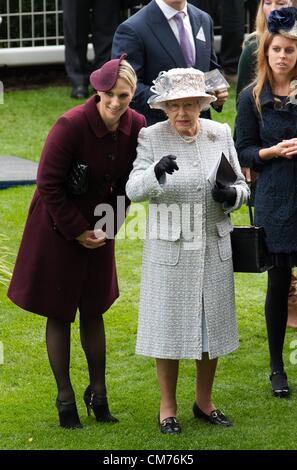 Ascot, Großbritannien. 20. Oktober 2012. Zara Phillips mit Königin Elizabeth II. und Prinzessin Beatrice in den Parade-Ring in Ascot, vor der Qipco Königin Eliabeth II Pfahl Kredit: Paul McCabe / Alamy Live News Stockfoto