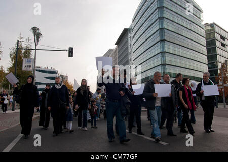 Samstag, 20. Oktober 2012. Berlin, Deutschland. Globaler Solidaritätstag für das syrische Volk. Die weißen Blätter symbolisieren die Gleichgültigkeit gegenüber der Situation in Syrien. Stockfoto