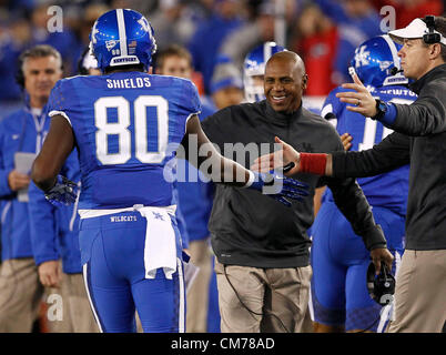 20. Oktober 2012 - Lexington, Ky, USA - Kentucky Wildcats-Tight-End Ronnie Shields (80) feierte einen ersten Quartal UK Touchdown mit Joker Phillips, wie Kentucky #12 spielte Georgien am Samstag, 20. Oktober 2012 in Lexington, Kentucky Foto von Mark Cornelison | Personal (Kredit-Bild: © Lexington Herald-Leader/ZUMAPRESS.com) Stockfoto