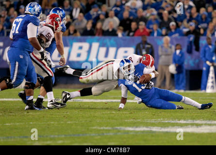 20. Oktober 2012 - Lexington, Ky, USA - Georgien Kwame Geathers (99) Jalen Whitlow (13) im ersten Quartal von der Georgia in Kentucky Fußballspiel im Commonwealth Stadium in Lexington, Kentucky, am 20. Oktober 2012 entlassen. Foto von Pablo Alcala | Personal (Kredit-Bild: © Lexington Herald-Leader/ZUMAPRESS.com) Stockfoto