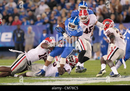 20. Oktober 2012 wurde - Lexington, Ky, USA - Kentucky Jonathan George (25) von Georgiens Damian Swann (5) und Bacarri Rambo (18) im ersten Quartal von der Georgia in Kentucky Fußballspiel im Commonwealth Stadium in Lexington, Kentucky, am 20. Oktober 2012 in Angriff genommen. Foto von Pablo Alcala | Personal (Kredit-Bild: © Lexington Herald-Leader/ZUMAPRESS.com) Stockfoto