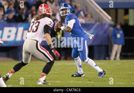 20. Oktober 2012 vorbereitet - Lexington, Ky, USA - Kentucky Jalen Whitlow (13), den Ball im zweiten Quartal von der Georgia in Kentucky Fußballspiel im Commonwealth Stadium in Lexington, Kentucky, am 20. Oktober 2012. Foto von Pablo Alcala | Personal (Kredit-Bild: © Lexington Herald-Leader/ZUMAPRESS.com) Stockfoto