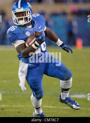 20. Oktober 2012 gewonnen - Lexington, Ky, USA - Kentucky Raymond Sanders Werften vor Auslaufen der Grenzen im zweiten Quartal von der Georgia in Kentucky Fußballspiel im Commonwealth Stadium in Lexington, Kentucky, am 20. Oktober 2012. Foto von Pablo Alcala | Personal (Kredit-Bild: © Lexington Herald-Leader/ZUMAPRESS.com) Stockfoto