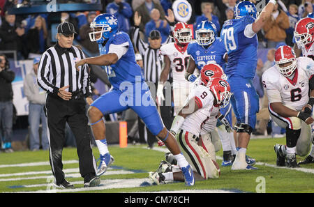 20. Oktober 2012 - Lexington, Ky, USA - Kentucky Morgan Newton (12) in der Endzone nach einem Touchdown im zweiten Quartal von der Georgia in Kentucky Fußballspiel im Commonwealth Stadium in Lexington, Kentucky, am 20. Oktober 2012 gefeiert. Foto von Pablo Alcala | Personal (Kredit-Bild: © Lexington Herald-Leader/ZUMAPRESS.com) Stockfoto