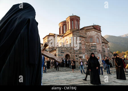 Akritochori, Serres, Griechenland. 20. Oktober 2012. Der ökumenische Patriarch Bartholomäus von Konstantinopel macht einem sechstägigen Besuch in der Metropole des Sidirokastron zur Einweihung des neuen katholischen Kloster des Hl. Johannes des Täufers in Akritochori, Serres, Griechenland. Es baut in den architektonischen Standards der byzantinischen Klöster, deren Bau von Mönchen des Klosters auf dem Berg Athos, Xenophon besucht wurde. Stockfoto