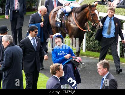 Ascot, Großbritannien. 20. Oktober 2012. Frankie Dettori teilt einen Witz nach dem Reiten Farbsehen im britischen Long Distance-Landesmeister QIPCO. Stockfoto