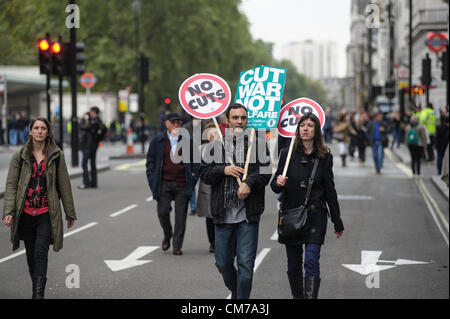 Ein paar Spaziergang zurück nach dem Besuch der TUC "A Future, die Works" Marsch und Kundgebung in London am 20.10.2012. Bild von Julie Edwards Stockfoto