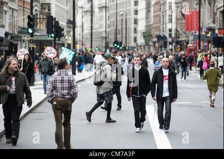 Demonstranten entlang zurück Piccadilly nach dem Besuch der TUC "Eine Zukunft, die funktioniert" Marsch und Kundgebung in London am 20.10.2012. Bild von Julie Edwards Stockfoto