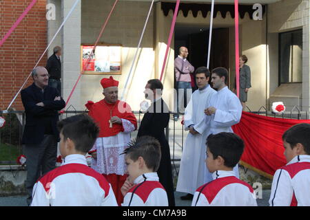 Sonntag, 21. Oktober 2012 - Legnano, Mailand, Italien: 40. Jahrestag der Pfarrei St. Peter in Legnano, festlichen Eucharistiefeier unter Vorsitz von Kardinal Dionigi Tettamanzi, ehemaliger Erzbischof emeritus von Mailand, vor kurzem Apostolischer Administrator des Bistums von Vigevano. Stockfoto