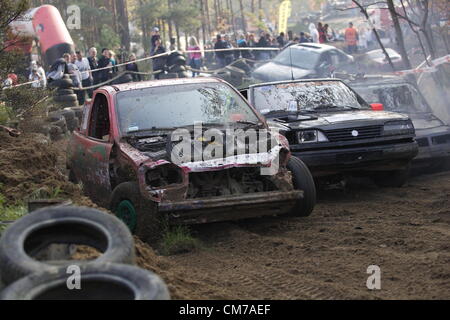 Gdynia, Polen 21. Oktober 2012 5. Auflage des "Wrak Race" (dt. Wrack Rennen) - totale Zerstörung Rennen Kolibki Adventure Park in Gdynia Stockfoto