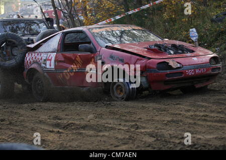 Gdynia, Polen 21. Oktober 2012 5. Auflage des "Wrak Race" (dt. Wrack Rennen) - totale Zerstörung Rennen Kolibki Adventure Park in Gdynia Stockfoto