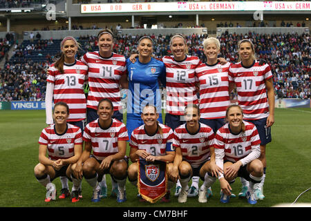 20.10.2012. Chicago, USA.  US-Starter. Vordere Reihe (von links nach rechts): Kelley O'Hara (USA), Shannon Boxx (USA), Christie Rampone (USA), Heather Mitts (USA), Rachel Buehler (USA). Hintere Reihe: Alex Morgan (USA), Abby Wambach (USA), Hope Solo (USA), Lauren Cheney (USA), Megan Rapinoe (USA), Tobin Heath (USA). Das USA Frauen Nationalmannschaft bestritt eine Frauen internationale Freundschaftsspiel Deutschland Frauen Nationalmannschaft im Toyota Park in Bridgeview, Illinois. Das Spiel endete mit einem 1: 1-Unentschieden. Stockfoto