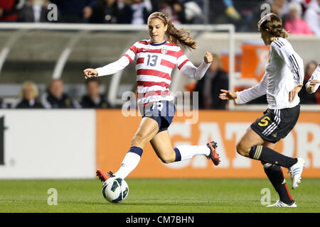 20.10.2012. Chicago, USA.  Alex Morgan (USA) (13) wird von Annike Krahn (GER) (5) verteidigt. Das USA Frauen Nationalmannschaft bestritt eine Frauen internationale Freundschaftsspiel Deutschland Frauen Nationalmannschaft im Toyota Park in Bridgeview, Illinois. Das Spiel endete mit einem 1: 1-Unentschieden. Stockfoto