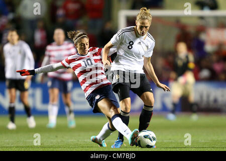 20.10.2012. Chicago, USA.  Carli Lloyd (USA) (10) befasst sich mit den Ball Weg von Kim Kulig (GER) (8). Das USA Frauen Nationalmannschaft bestritt eine Frauen internationale Freundschaftsspiel Deutschland Frauen Nationalmannschaft im Toyota Park in Bridgeview, Illinois. Das Spiel endete mit einem 1: 1-Unentschieden. Stockfoto