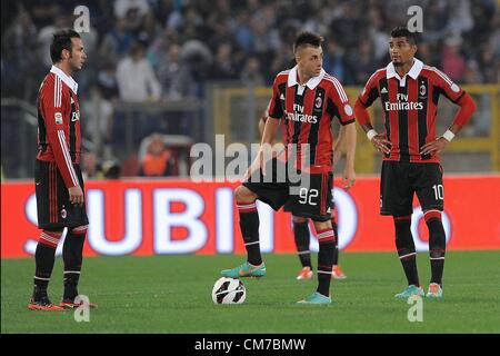 20.10.2012 Rom, Italien.  Serie A Lazio gegen AC Mailand.     Foto zeigt Stephan El Shaarawy Giampaolo Pazzini Kevin Prince Boateng, wenn sie bereit, aus einem Gefängnis neu gestartet werden. Stockfoto