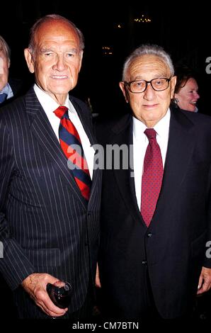 George McGovern, dekorierte WWII Bomberpilot, South Dakota in das Repräsentantenhaus und der Senat setzte sich gegen die Verwicklung der USA in Vietnam seine 1972 demokratischen Kandidatur für die Präsidentschaft und verlor in einem Erdrutsch an Nixon, vertrat, starb Sonntag, 21. Oktober 2012. Er war 90. Bild: 18. Oktober 2004 - New York, New York, USA - GEORGE MCGOVERN und HENRY KISSINGER kommen im Plaza Hotel für den "Gruß an Demokratie," zu Ehren der Geburtstage von Arthur Schlesinger Jr. und Kenneth Galbraith. (Kredit-Bild: © John Krondes/Globe Photos/ZUMAPRESS.com) Stockfoto
