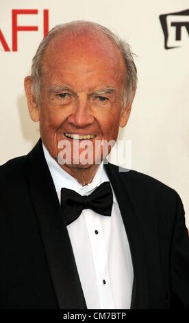 George McGovern, dekorierte WWII Bomberpilot, South Dakota in das Repräsentantenhaus und der Senat setzte sich gegen die Verwicklung der USA in Vietnam seine 1972 demokratischen Kandidatur für die Präsidentschaft und verlor in einem Erdrutsch an Nixon, vertrat, starb Sonntag, 21. Oktober 2012. Er war 90. Bild: 7. Juni 2012 - Los Angeles, Kalifornien, US - Senator GEORGE MCGOVERN 2012 TV Land präsentiert: AFI Life Achievement Award ehrt Shirley MacLaine statt auf den Sony Studios viel los. (Kredit-Bild: © Paul Fenton/ZUMAPRESS.com) Stockfoto