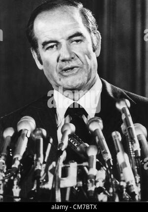 George McGovern, dekorierte WWII Bomberpilot, South Dakota in das Repräsentantenhaus und der Senat setzte sich gegen die Verwicklung der USA in Vietnam seine 1972 demokratischen Kandidatur für die Präsidentschaft und verlor in einem Erdrutsch an Nixon, vertrat, starb Sonntag, 21. Oktober 2012. Er war 90. Bild: 1. Februar 1971 - Pierre, South Dakota, US - Senator GEORGE MCGOVERN anlässlich einer Pressekonferenz in South Dakota, sucht Präsidentschaftskandidatur. (Kredit-Bild: © KEYSTONE Bilder USA/ZUMAPRESS.com) Stockfoto