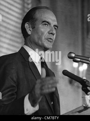 George McGovern, dekorierte WWII Bomberpilot, South Dakota in das Repräsentantenhaus und der Senat setzte sich gegen die Verwicklung der USA in Vietnam seine 1972 demokratischen Kandidatur für die Präsidentschaft und verlor in einem Erdrutsch an Nixon, vertrat, starb Sonntag, 21. Oktober 2012. Er war 90. Bild: 15. August 1968 - Washington, District Of Columbia, US - Senator GEORGE MCGOVERN, anlässlich der Washington National Press Club, während der Suche nach der Demokratischen Partei-Nominierung für das Präsidentenamt.  (Kredit-Bild: © KEYSTONE Bilder USA/ZUMAPRESS.com) Stockfoto