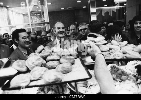 George McGovern, dekorierte WWII Bomberpilot, South Dakota in das Repräsentantenhaus und der Senat setzte sich gegen die Verwicklung der USA in Vietnam seine 1972 demokratischen Kandidatur für die Präsidentschaft und verlor in einem Erdrutsch an Nixon, vertrat, starb Sonntag, 21. Oktober 2012. Er war 90. Bild: 1. Juni 1972 - Washington, District Of Columbia, USA - South Dakota demokratische Senator George McGovern in einer Cafeteria während auf Wahlkampftour Speisen. (Kredit-Bild: © KEYSTONE Bilder USA/ZUMAPRESS.com) Stockfoto