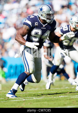 21. Oktober 2012 - Charlotte, North Carolina, USA - Cowboys DE DEMARCUS WARE (94) hetzen die Passer bei den Dallas Cowboys vs. Carolina Panthers Football-Spiel.  Die Cowboys besiegen die Panthers 19 -14. (Credit: © Anantachai Brown/ZUMAPRESS.com) Stockfoto