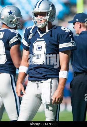 21. Oktober 2012 - Charlotte, North Carolina, USA - Cowboys QB TONY ROMO (9) vor dem Start des Spiels gegen die Carolina Panthers. (Credit: © Anantachai Brown/ZUMAPRESS.com) Stockfoto