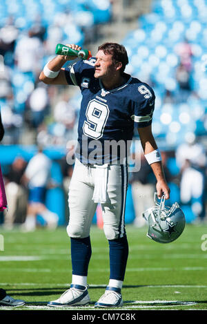 21. Oktober 2012 - Charlotte, North Carolina, USA - Dallas Cowboy QB TONY ROMO (9) vor dem Start des Spiels gegen die Carolina Panthers. (Credit: © Anantachai Brown/ZUMAPRESS.com) Stockfoto