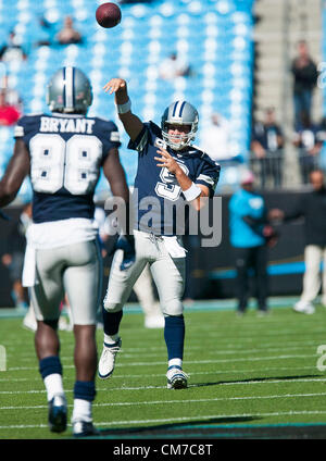 21. Oktober 2012 - Charlotte, North Carolina, USA - Cowboys QB TONY ROMO (9) vor dem Start des Spiels gegen die Carolina Panthers. (Credit: © Anantachai Brown/ZUMAPRESS.com) Stockfoto