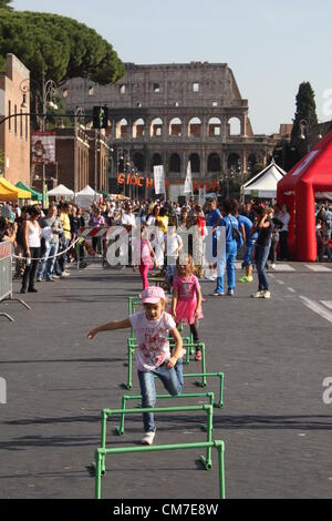 Rom, Italien. 21. Oktober 2012 Sport und street Spiele Tag auf via dei Fori Imperiali Straße in der Nähe des Kolosseums in Rom Italien Stockfoto