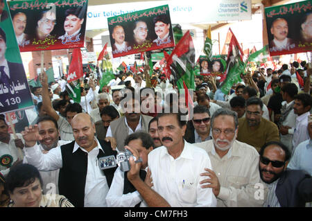 LAHORE, PAKISTAN, Okt 22: Aktivisten der Völker Party (PPP) in Lahore Airport, Bundesminister für Angelegenheiten der Kaschmir und Gilgit Baltistan und Präsident PPP Central Punjab, Manzoor WattOS bei seiner Ankunft in Lahore auf Montag, 22. Oktober 2012 begrüßen zu dürfen. Stockfoto