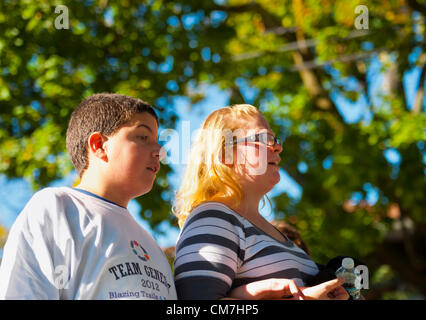 21. Oktober 2012 - Merrick, New York, US - Boy und Frau Läufer passieren die 3-Meilen-Marke der 5. jährlichen Blazing Trails für Autismus 4 Meile laufen für einen guten Zweck. Alle Netto-Erlös sind die Non-Profit-Eden II und Genesis-Stiftung, die Kindern und Erwachsenen mit Autismus unterstützt gewidmet. Die größere Long Island Running Club-Adminsters der Flucht, die durch North Bellmore und North Merrick reist und den Lauf wird sanktioniert und Kurs ist zertifiziert durch USA & Gleisfeld. Stockfoto