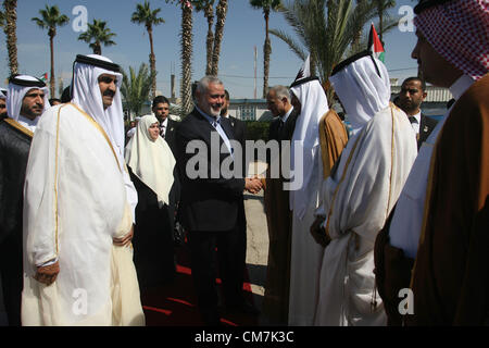 23. Oktober 2012 - Rafah, Gaza-Streifen, erhält Palästinensische Autonomiegebiete - Qatari Emir Scheich Hamad bin Khalifa al-Thani Grüße von palästinensischen Minister und Politiker nach seiner Ankunft am Grenzübergang Rafah zu Ägypten am 23. Oktober 2012. Scheich Hamad bin Khalifa al-Thani angekommen in den Gazastreifen in den ersten Besuch von einem Staatsoberhaupt seit der islamistischen Hamas-Bewegung im Jahr 2007 übernahm (Credit-Bild: © Eyad Al Baba/APA Images/ZUMAPRESS.com) Stockfoto