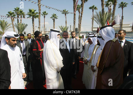 23. Oktober 2012 - Rafah, Gaza-Streifen, erhält Palästinensische Autonomiegebiete - Qatari Emir Scheich Hamad bin Khalifa al-Thani Grüße von palästinensischen Minister und Politiker nach seiner Ankunft am Grenzübergang Rafah zu Ägypten am 23. Oktober 2012. Scheich Hamad bin Khalifa al-Thani angekommen in den Gazastreifen in den ersten Besuch von einem Staatsoberhaupt seit der islamistischen Hamas-Bewegung im Jahr 2007 übernahm (Credit-Bild: © Eyad Al Baba/APA Images/ZUMAPRESS.com) Stockfoto