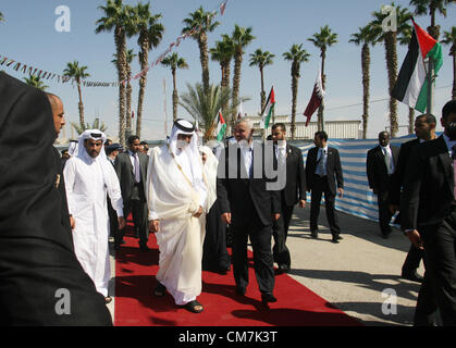 23. Oktober 2012 - Rafah, Gaza-Streifen, erhält Palästinensische Autonomiegebiete - Qatari Emir Scheich Hamad bin Khalifa al-Thani Grüße von palästinensischen Minister und Politiker nach seiner Ankunft am Grenzübergang Rafah zu Ägypten am 23. Oktober 2012. Scheich Hamad bin Khalifa al-Thani angekommen in den Gazastreifen in den ersten Besuch von einem Staatsoberhaupt seit der islamistischen Hamas-Bewegung im Jahr 2007 übernahm (Credit-Bild: © Eyad Al Baba/APA Images/ZUMAPRESS.com) Stockfoto