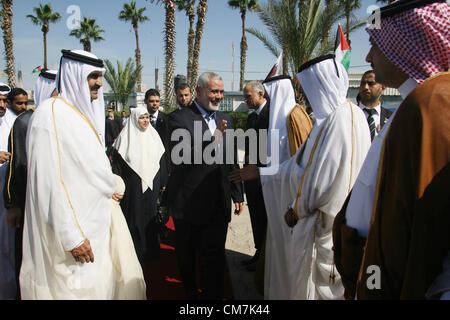 23. Oktober 2012 - Rafah, Gaza-Streifen, erhält Palästinensische Autonomiegebiete - Qatari Emir Scheich Hamad bin Khalifa al-Thani Grüße von palästinensischen Minister und Politiker nach seiner Ankunft am Grenzübergang Rafah zu Ägypten am 23. Oktober 2012. Scheich Hamad bin Khalifa al-Thani angekommen in den Gazastreifen in den ersten Besuch von einem Staatsoberhaupt seit der islamistischen Hamas-Bewegung im Jahr 2007 übernahm (Credit-Bild: © Eyad Al Baba/APA Images/ZUMAPRESS.com) Stockfoto