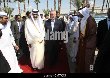 23. Oktober 2012 - Rafah, Gaza-Streifen, erhält Palästinensische Autonomiegebiete - Qatari Emir Scheich Hamad bin Khalifa al-Thani Grüße von palästinensischen Minister und Politiker nach seiner Ankunft am Grenzübergang Rafah zu Ägypten am 23. Oktober 2012. Scheich Hamad bin Khalifa al-Thani angekommen in den Gazastreifen in den ersten Besuch von einem Staatsoberhaupt seit der islamistischen Hamas-Bewegung im Jahr 2007 übernahm (Credit-Bild: © Eyad Al Baba/APA Images/ZUMAPRESS.com) Stockfoto