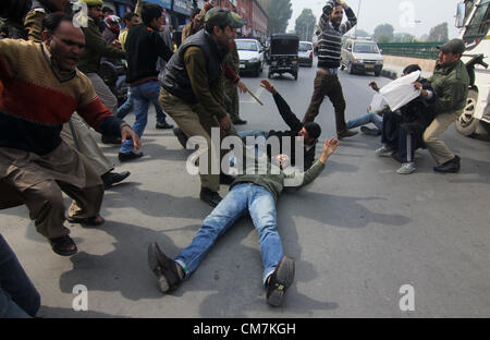 23. Oktober 2012 - indische Polizei verhaften Klasse vierte Mitarbeiter des Gesundheitsamtes sich auf der Straße als Zeichen des Protests in Srinagar, der Sommerhauptstadt des indischen Kaschmir am 23/10 legte/2012. Die Demonstranten behauptet, dass ihre Pat von der Sorge-Abteilung aus unbekannten Gründen stattgefunden hat. Foto/Altaf Zargar/Zuma Press (Kredit-Bild: © Altaf Zargar/ZUMAPRESS.com) Stockfoto