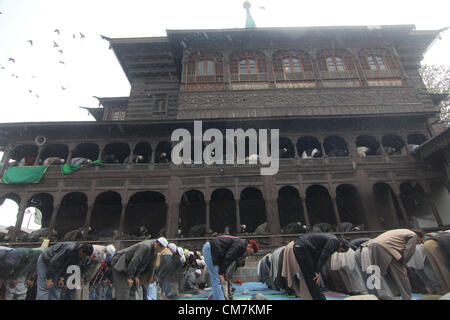 23. Oktober 2012 - beten kaschmirische Muslime außerhalb der Shah-e-Hamdan-Schrein auf den Todestag des Sufi-Heiligen Mir Syed Ali Hamadani in Srinagar, der Sommerhauptstadt des indischen Kaschmir am 23.10.2012 zu begehen. Der Schrein von Shah-e-Hamdan oder Khanqah-e-Moulla ist eines der ältesten islamischen Heiligtümer gebaut von einem der größten Prediger des Islam in Kaschmir, Mir Syad Ali Hamdani, im Volksmund bekannt als Shah-e-Hamdan und es liegt am Ufer des Flusses Jhelum in den alten. Foto/Altaf Zargar/Zuma Press (Kredit-Bild: © Altaf Zargar/ZUMAPRESS.com) Stockfoto