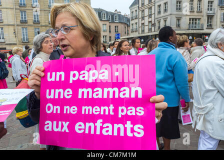 Paris, Frankreich. Eine Gruppe von 250 der rechtsextremen katholischen Traditionalisten Frankreichs, die Alliance VITA, veranstaltete einen nationalen Protest gegen den Schritt der Regierung zur Legalisierung der Homosexuellen Ehe. Erste Anti-Homosexuell-Heiratsdemonstration in Paris. Frau Mit Protestschild, Homophobie Stockfoto